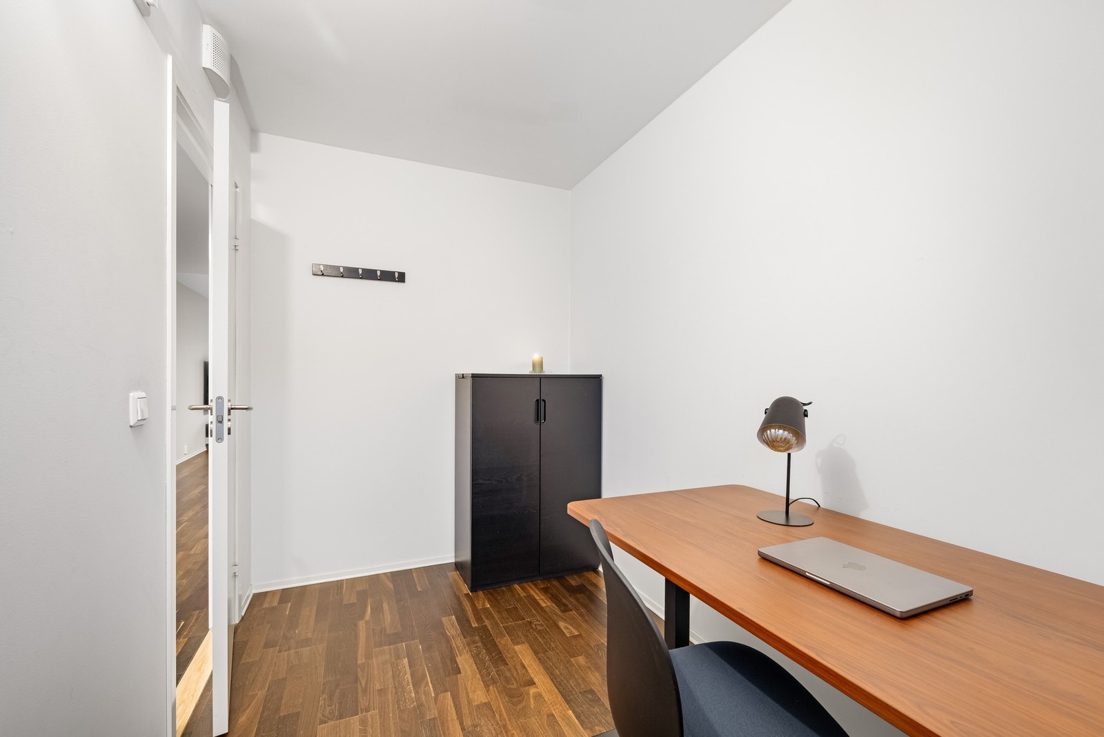 Begge rommene er malt i lyse og nøytrale farger som gjør det enkelt å sette sitt eget preg på innredningen. Galleribilde