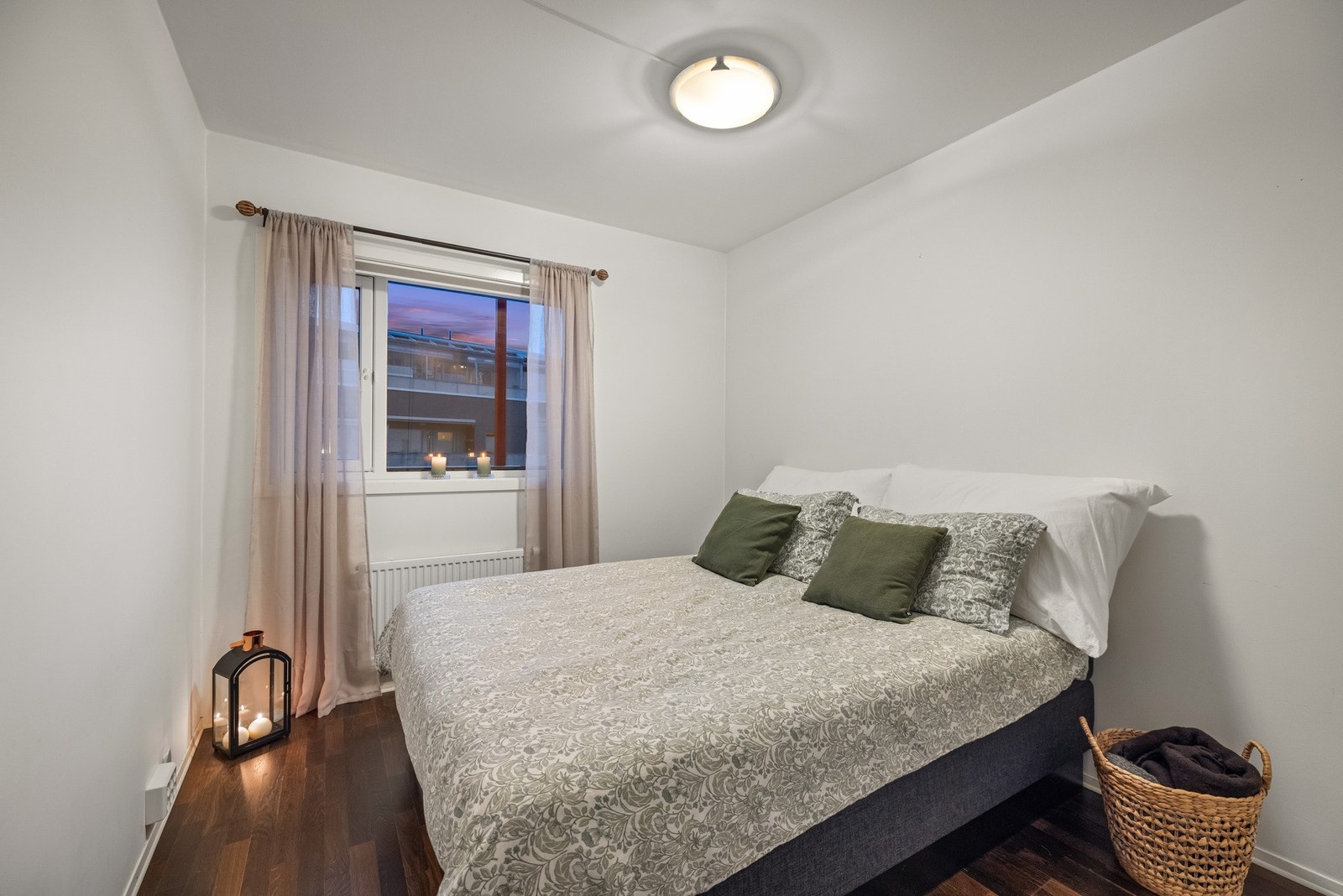 Leiligheten har to gode og innbydende soverom med fleksible møbleringsmuligheter. Galleribilde