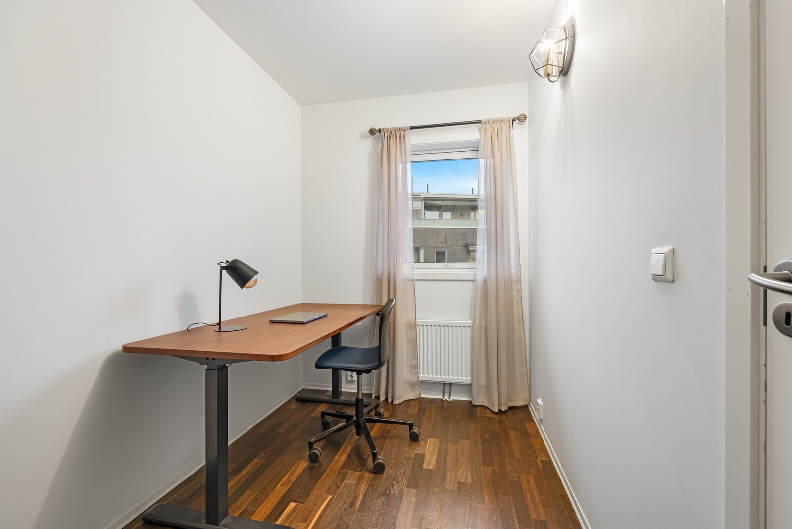 Det andre soverommet egner seg godt som gjesterom, barnerom eller hjemmekontor, og har plass til seng, nattbord og garderobeskap. Galleribilde