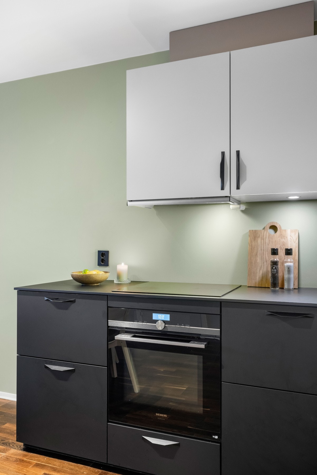 Det er installert ventilator over koketopp, samt ettgreps blandebatteri med avstengning til oppvaskmaskin. Galleribilde