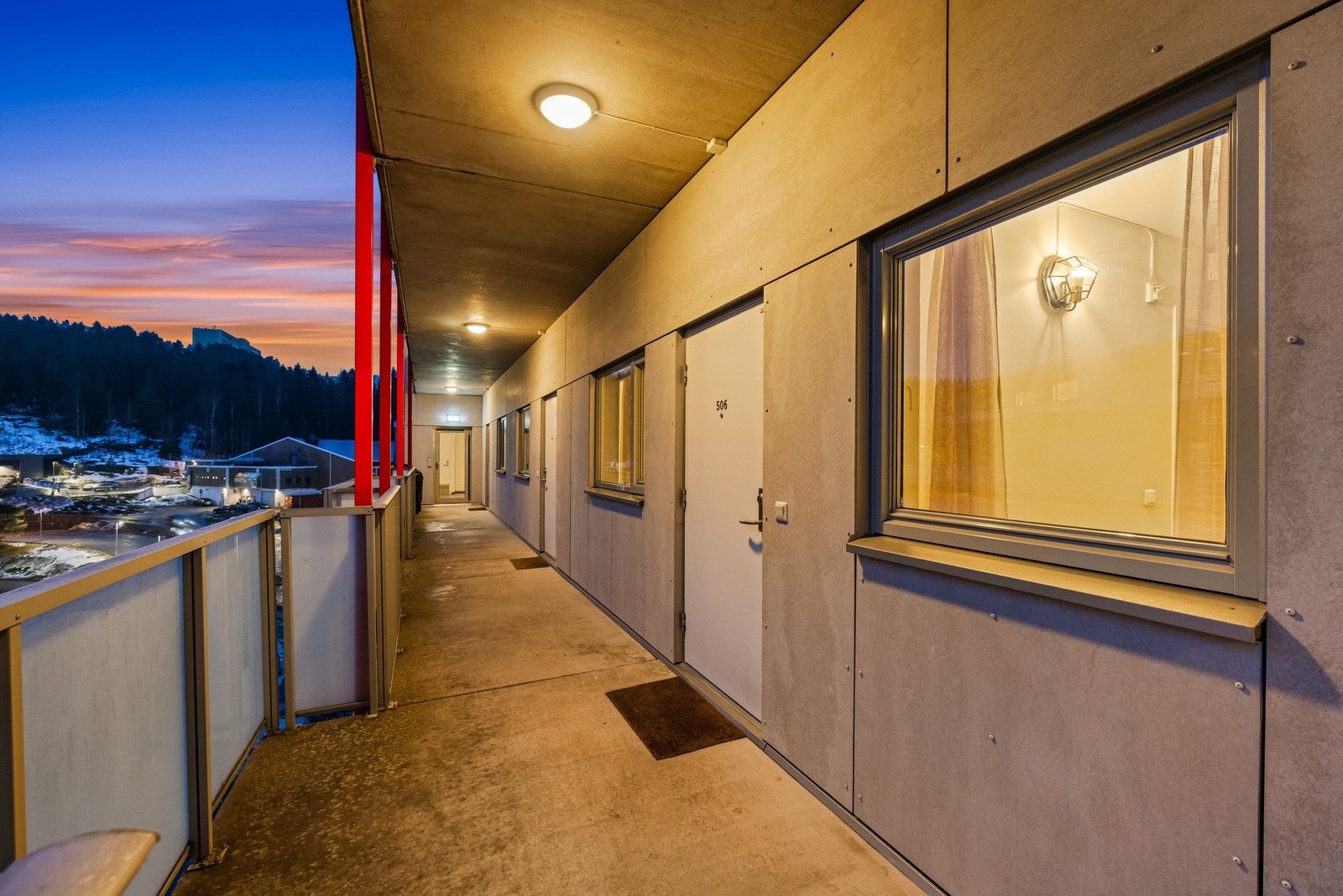 Leiligheten ligger i byggets femte etasje og har adkomst via felles svalgang. Galleribilde