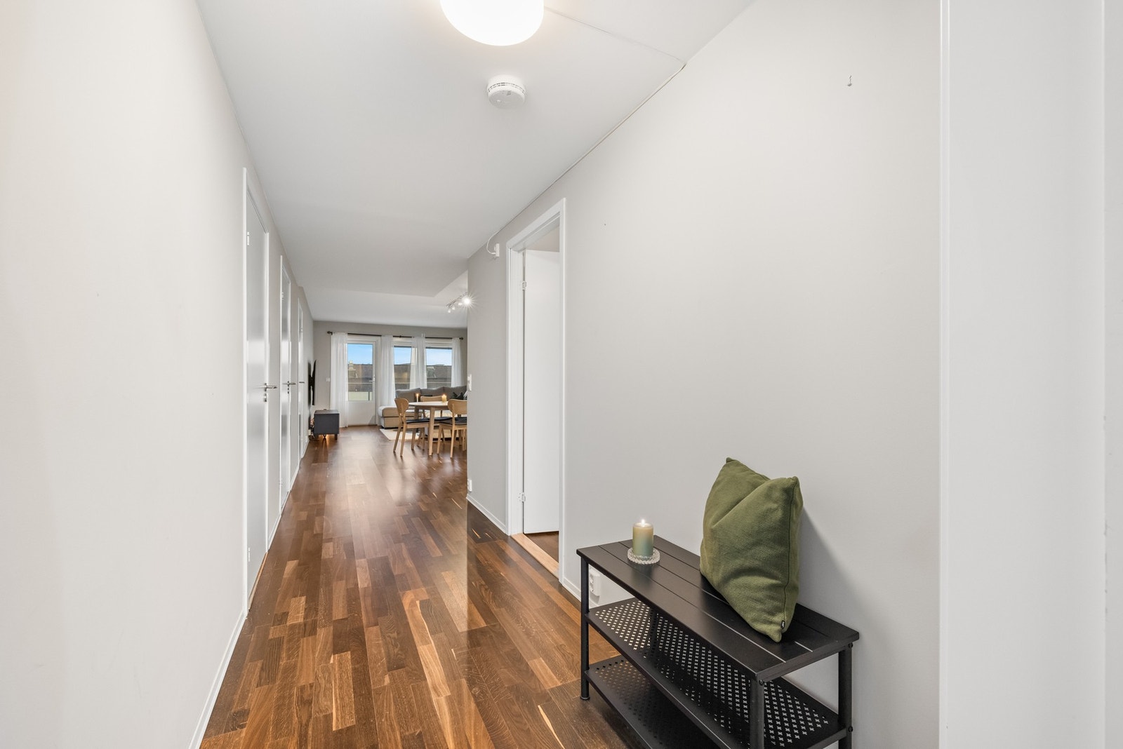 Her er det god plass til å henge fra seg yttertøy og sette fra seg sko, samtidig som entréen binder rommene i boligen på en praktisk og naturlig måte. Galleribilde