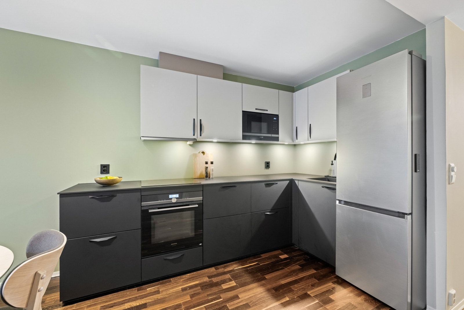 Integrerte hvitevarer som platetopp, stekeovn, mikrobølgeovn, oppvaskmaskin og kjøleskap medfølger handelen. Galleribilde