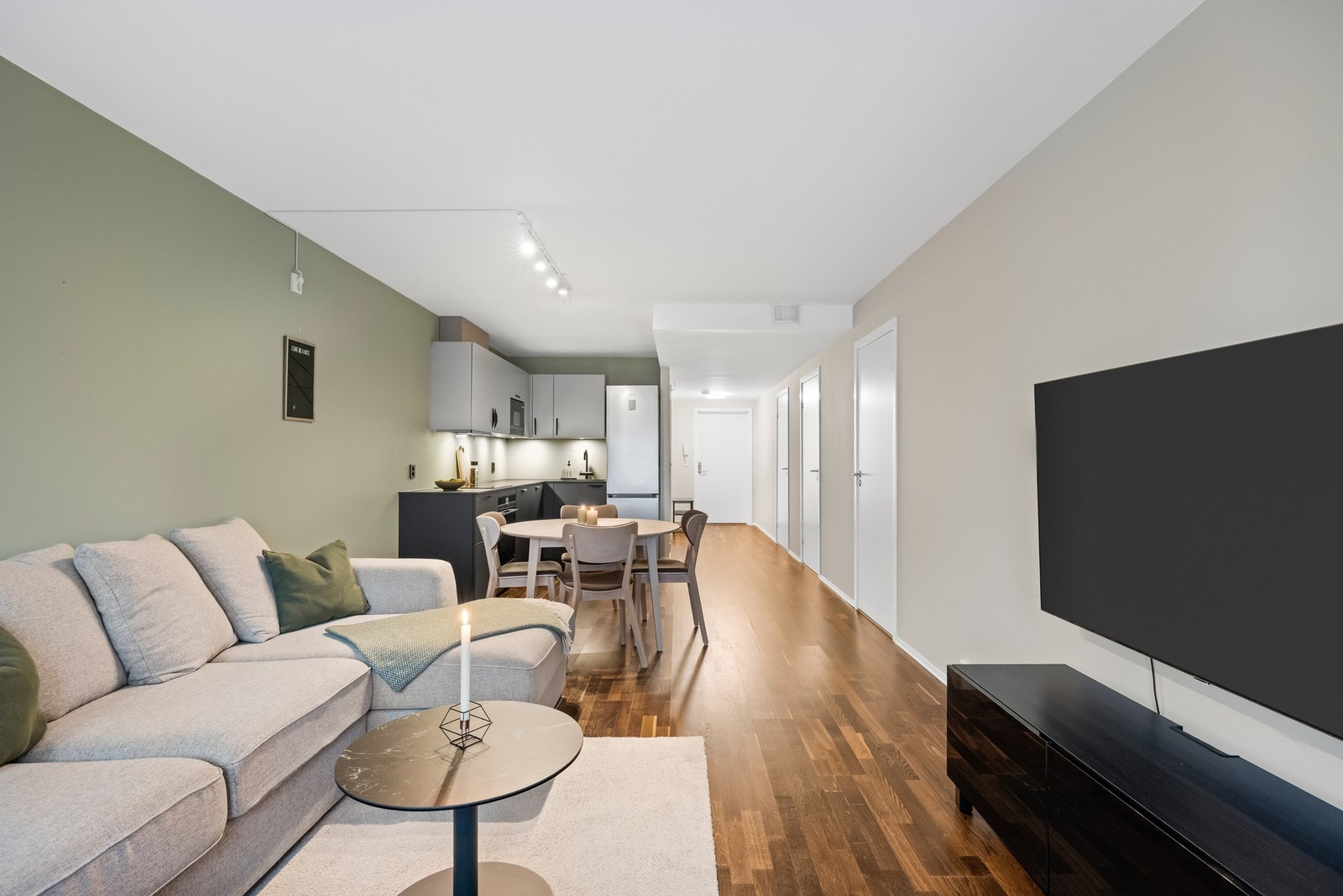 Her er det gode møbleringsmuligheter med plass til både sofagruppe, mediebenk og spisebord, slik at rommet enkelt kan tilpasses både rolige hverdager og hyggelige sammenkomster. Galleribilde