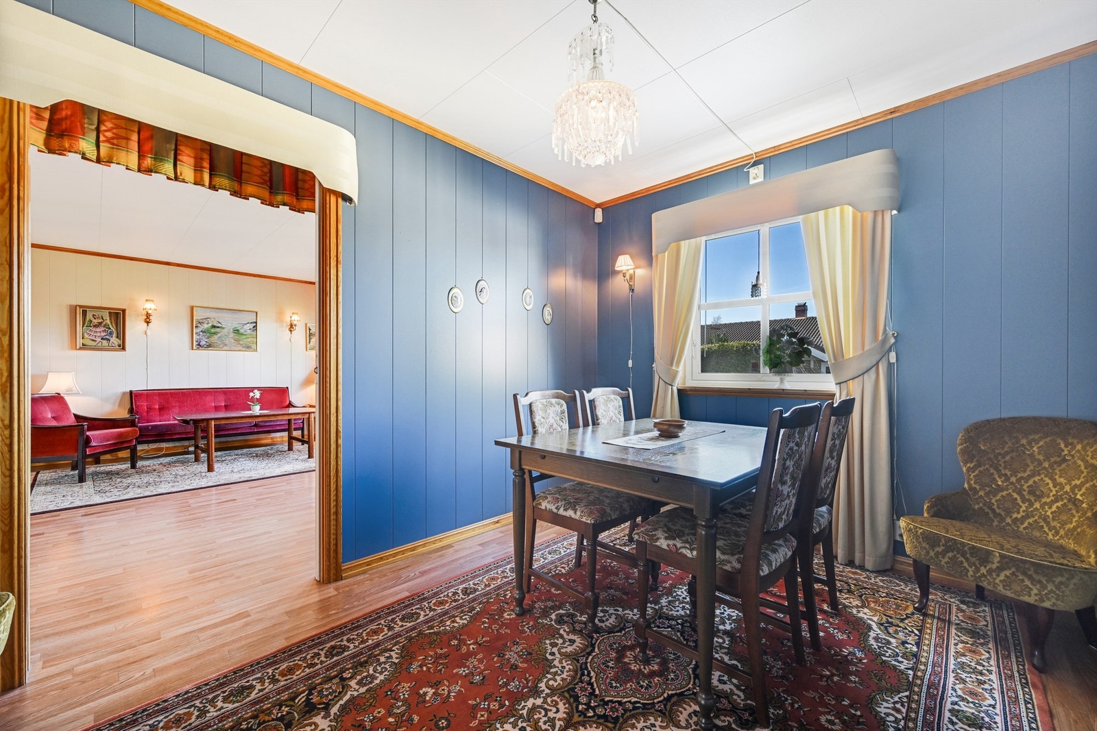 I tilknytning til stuen er det en egen sone med plass til spisestue. Dette er opprinnelig et soverom. Galleribilde