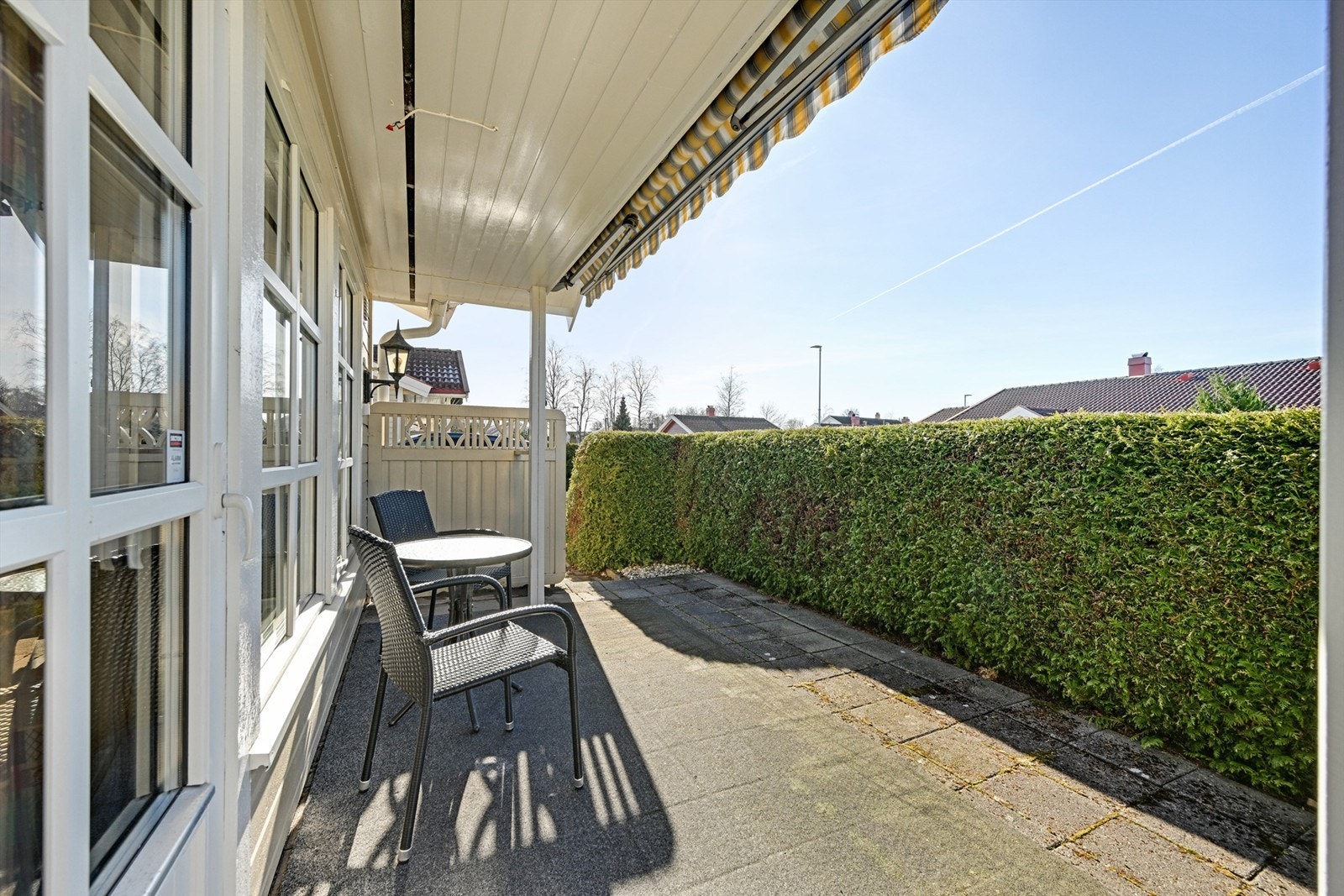Terrassen er skjermet med hekk og har god plass til en sittegruppe. Galleribilde