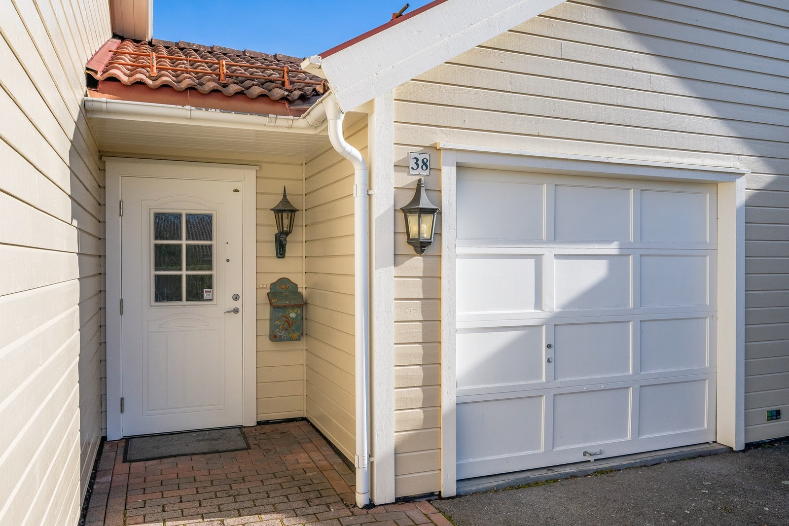 Egen garasjeplass med direkte adkomst fra gårdsplassen. Galleribilde