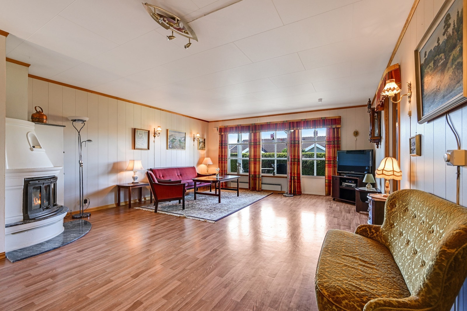 Store vindusflater i stuen slipper inn rikelig med dagslys. Galleribilde