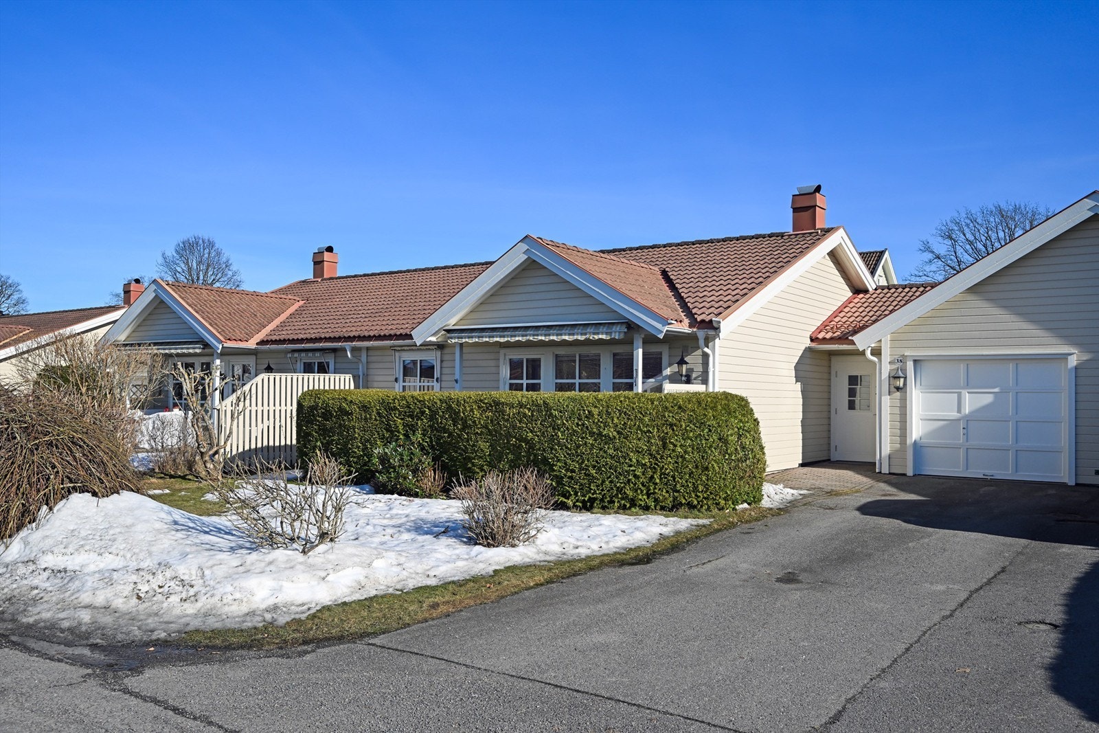 Boligen har to private og usjenerte markterrasser på hver sin side av huset. Galleribilde