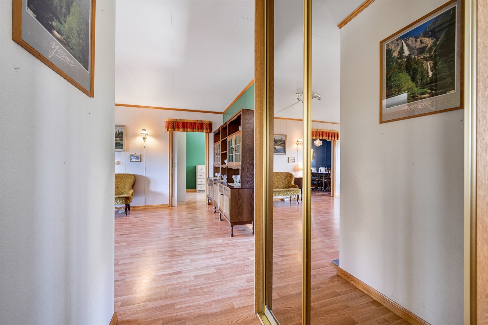 Gjennomgående belegg på gulv og malte MDF-plater på veggene. Galleribilde