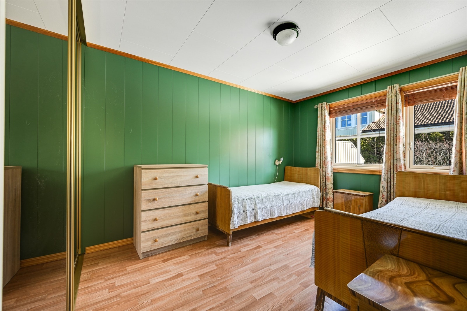 Boligen har to soverom. Hovedsoverommet har nedstøpte varmekabler i gulvet. Galleribilde