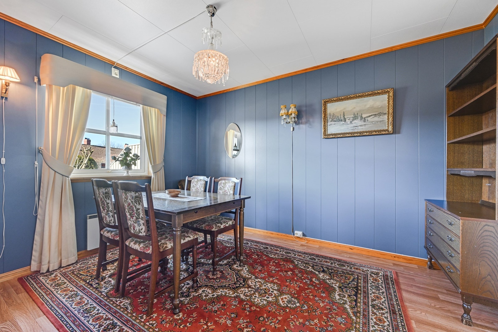 Spisestuen har plass til hyggelige sammenkomster med familie og venner. Galleribilde