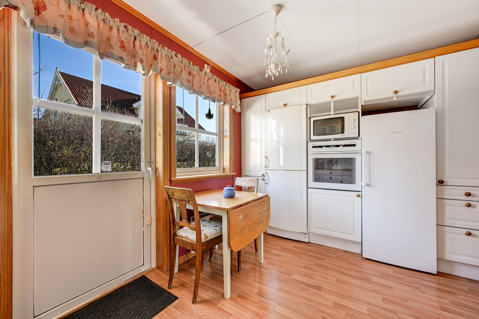 Fra kjøkkenet er det utgang til en østvendt markterrasse på 12 m². Galleribilde