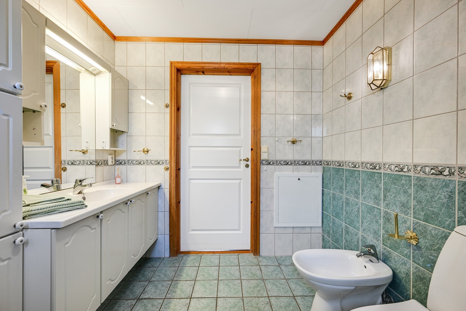 Baderomsinnredningen har nedfelt servant og god oppbevaringsplass i skap. Galleribilde