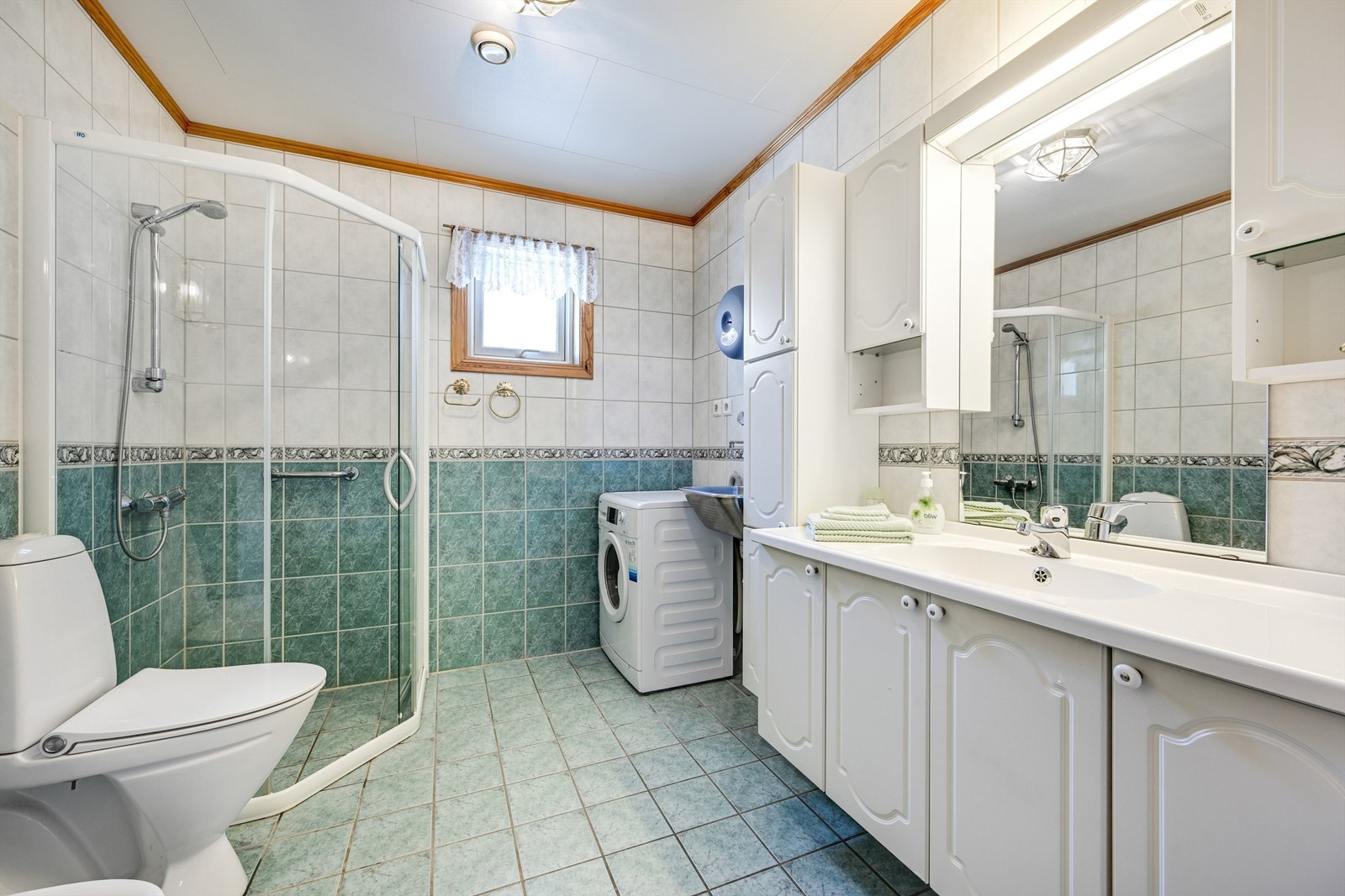 Her på badet er det elektriske varmekabler i gulvet for ekstra komfort. Galleribilde