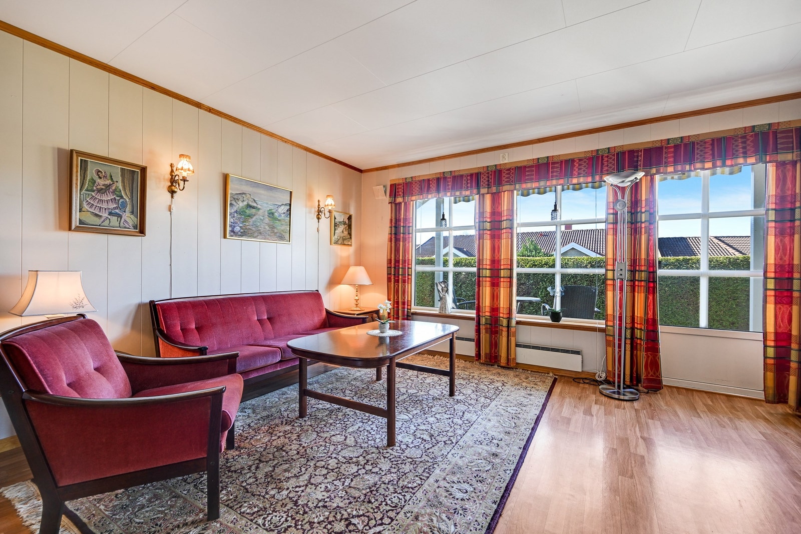 Fra stuen er det direkte utgang til en vestvendt markterrasse på 15 m². Galleribilde