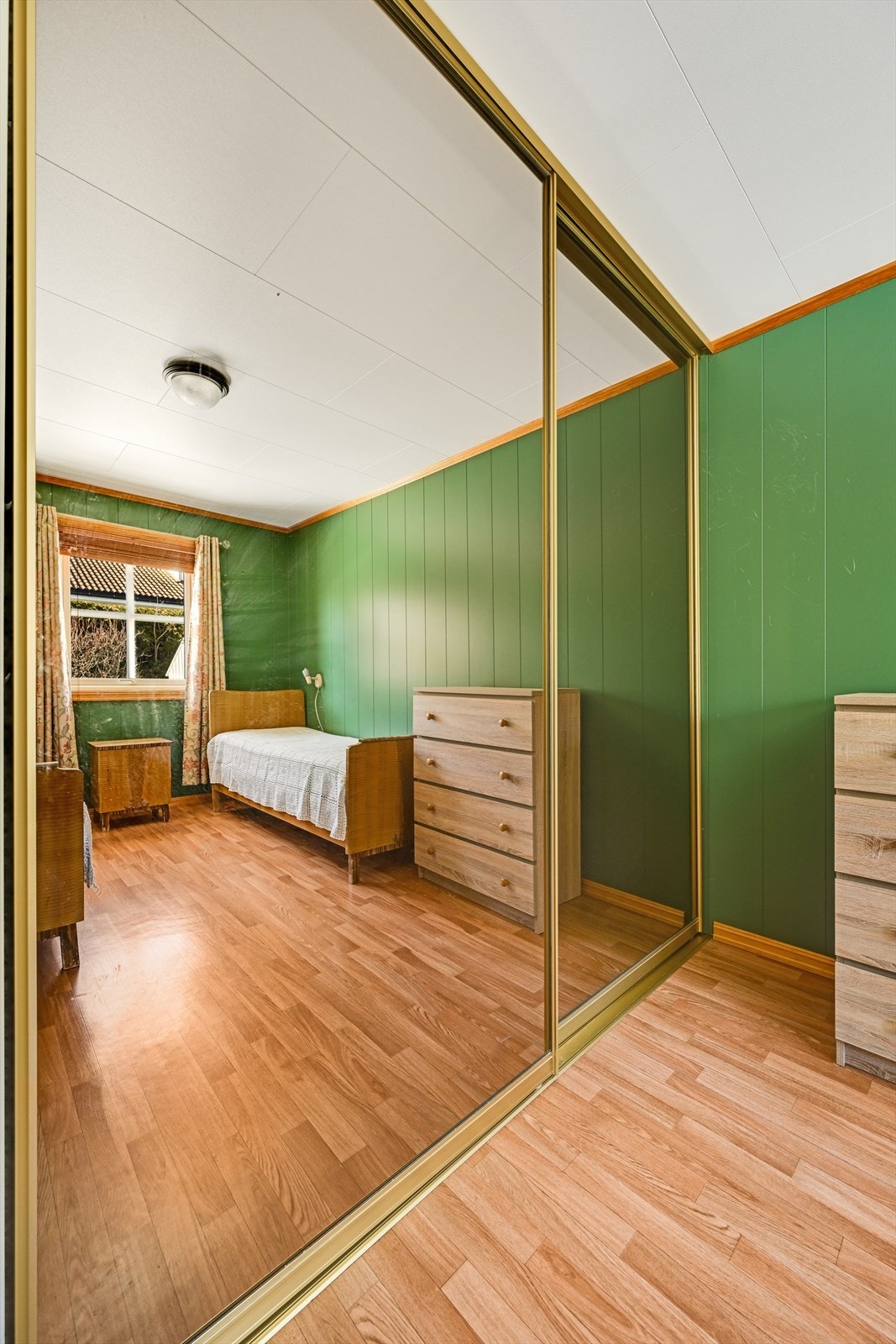 En stor skyvedørsgarderobe gir rikelig med oppbevaringsplass på hovedsoverommet. Galleribilde