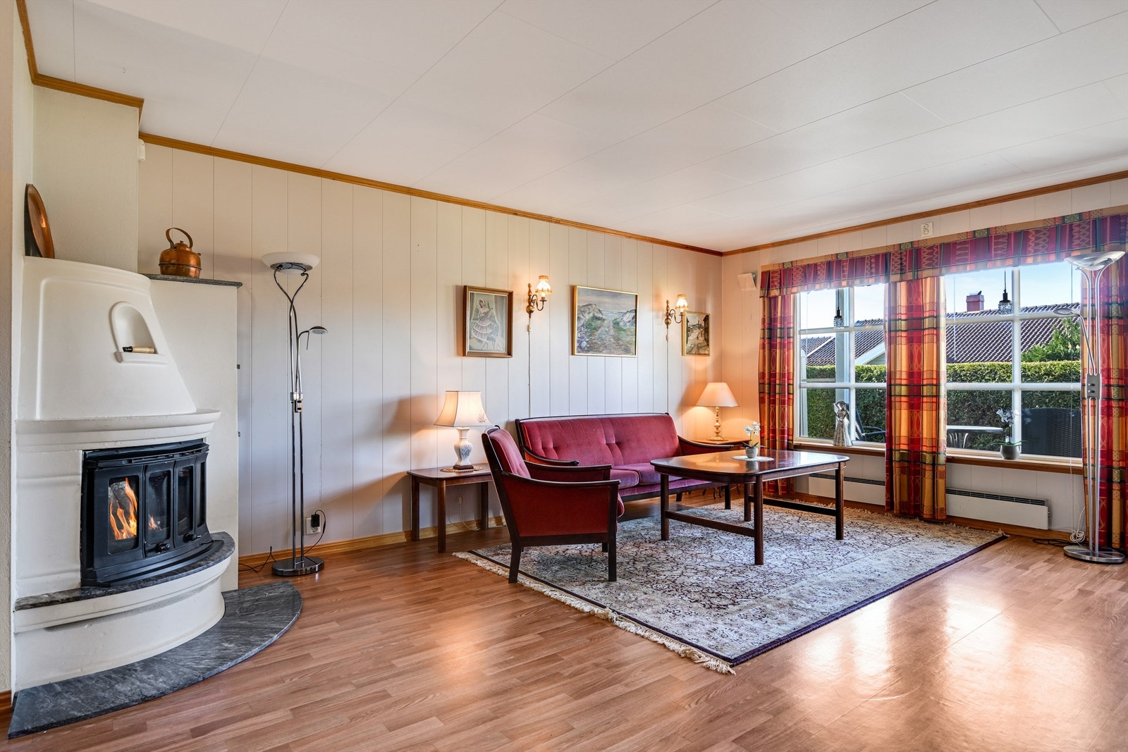 Peis med innsats i stuen gir en lun atmosfære på kjølige kvelder. Galleribilde