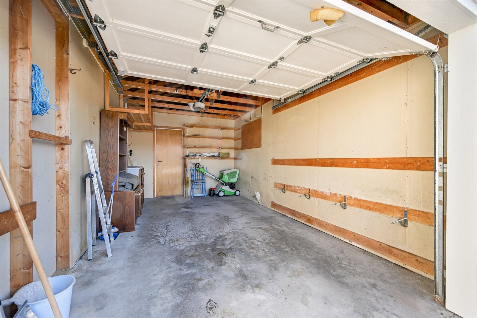 Garasjen på 18 m² har automatisk portåpner og mulighet for elbillader. Galleribilde