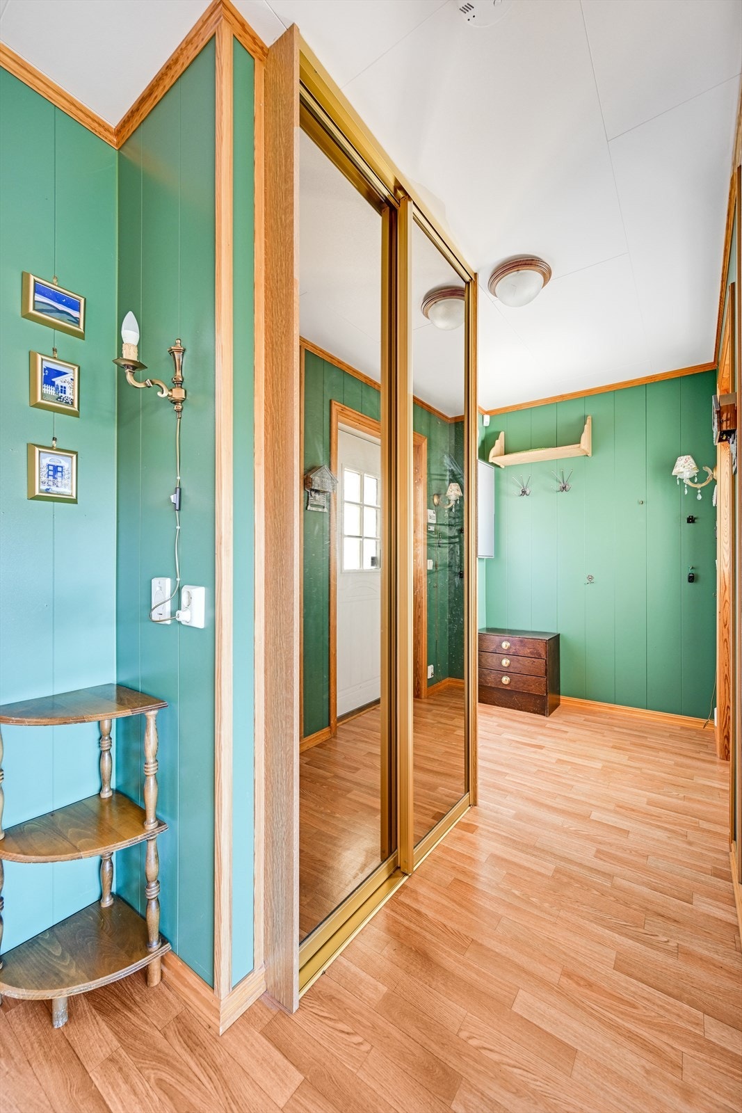 Velkommen inn i en romslig entré med god plass til oppbevaring av yttertøy. Galleribilde