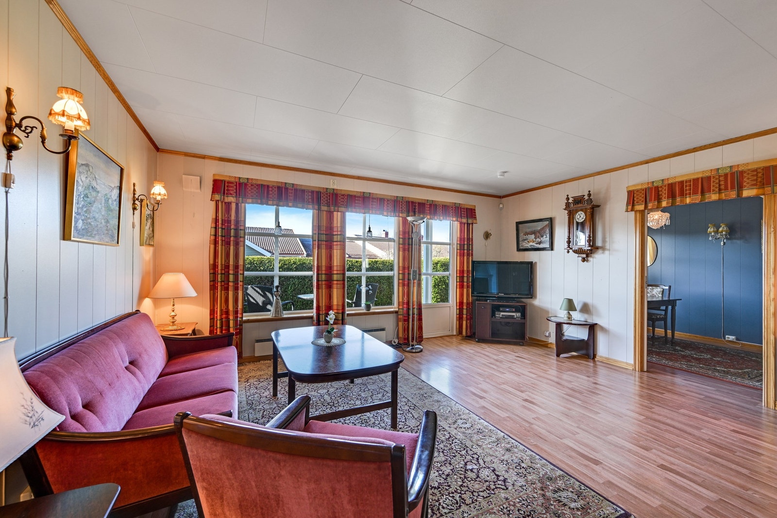 Den åpne løsningen mellom stue og spisestue skaper en god romfølelse. Galleribilde