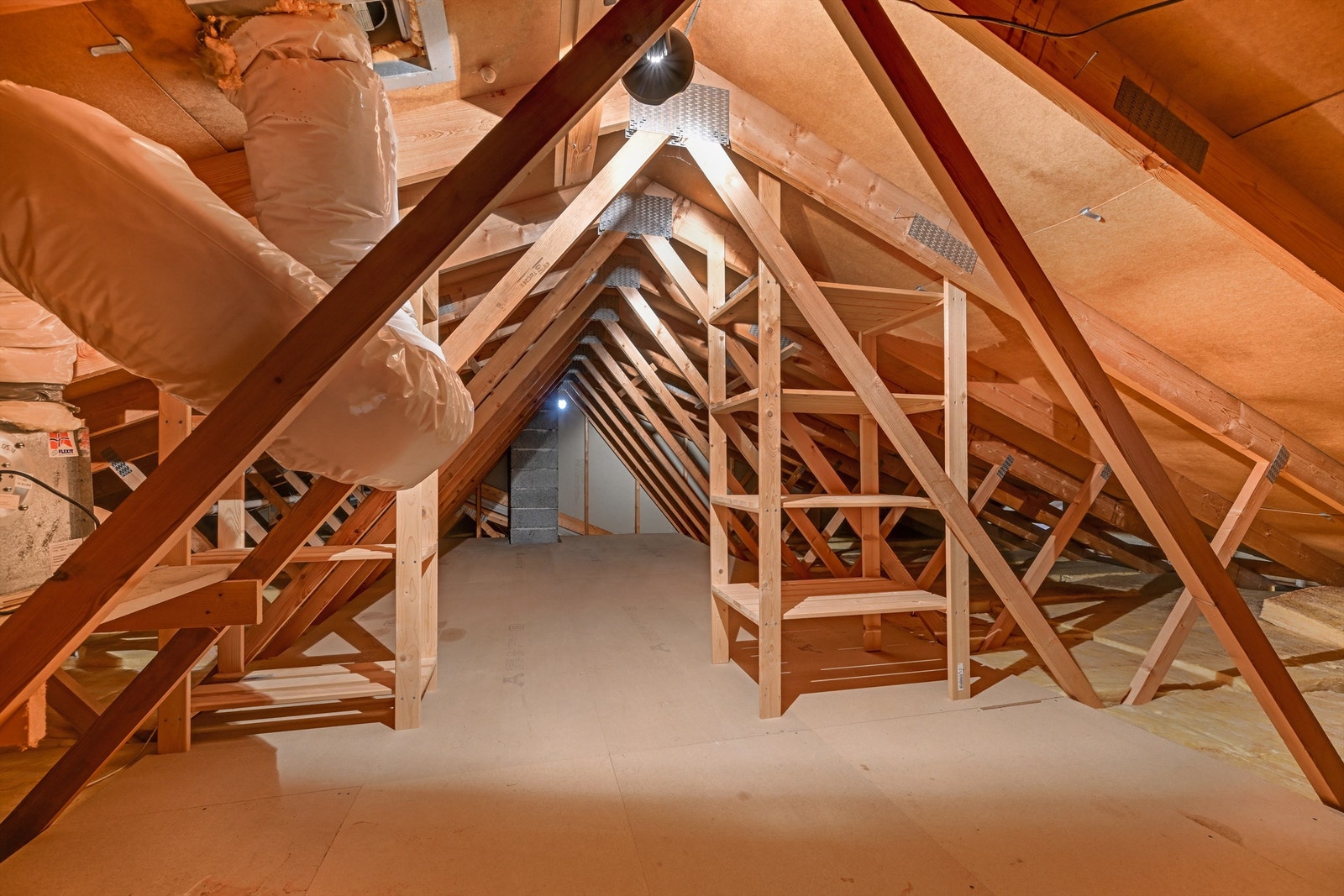 Kaldtloftet har et gulvareal på ca. 18 m² for lagring av lettere gjenstander. Galleribilde