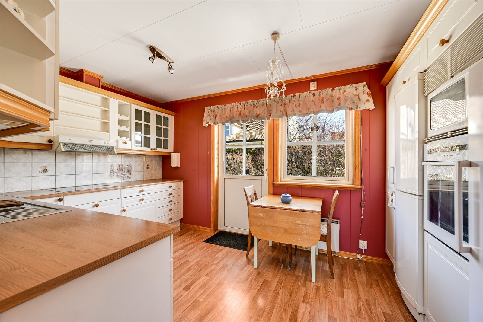 Kjøkkenet har en praktisk innredning med profilerte fronter og god benkeplass. Galleribilde