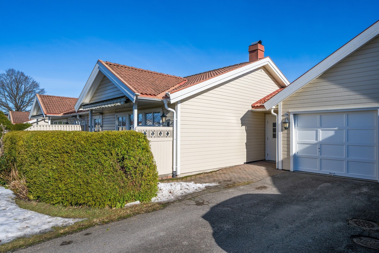 Fasaden har liggende bordkledning som ble vasket og malt i 2025. Galleribilde