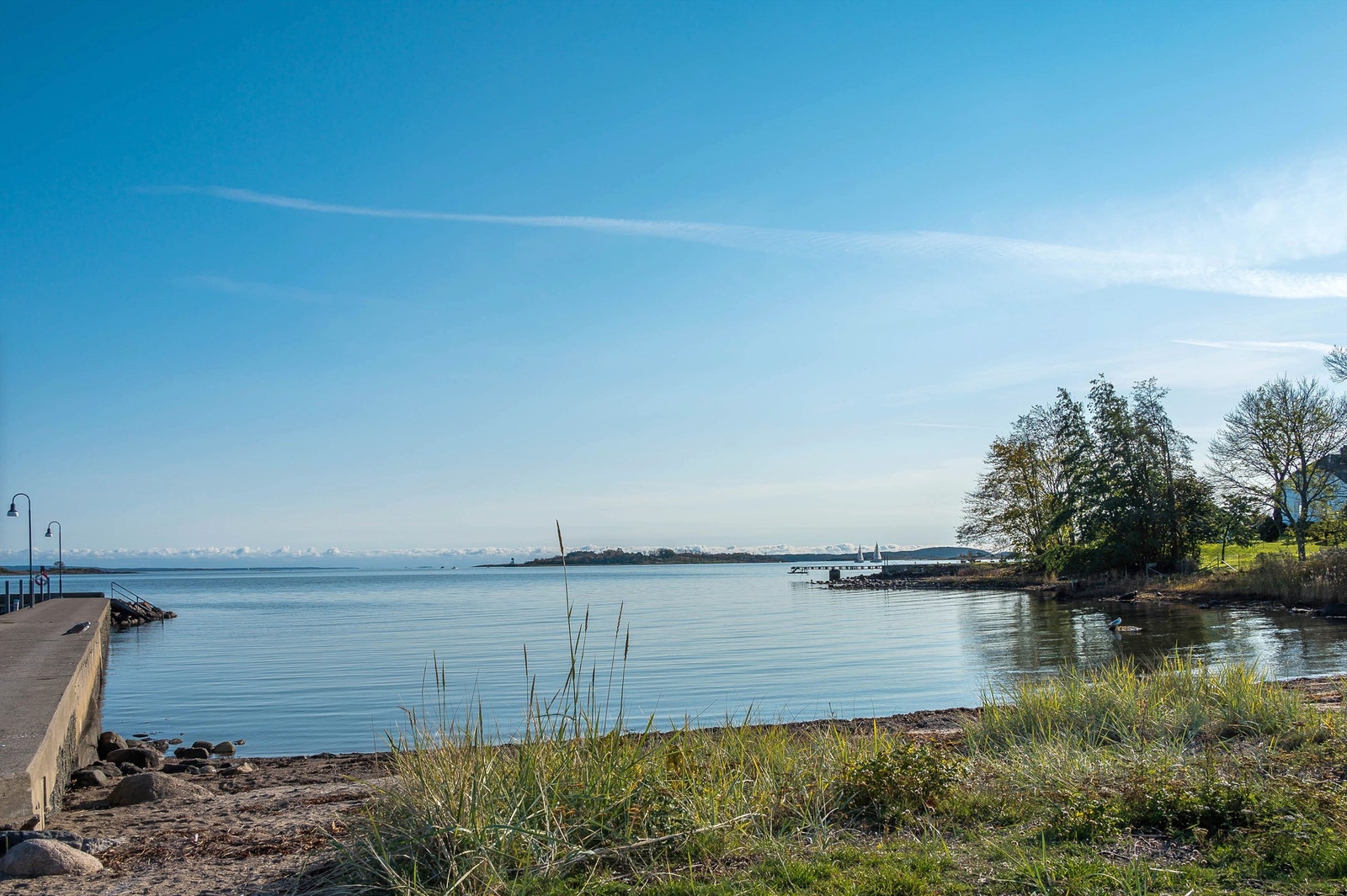 Fra eiendommen er det kort vei til sjøen med flotte turområder og badeplasser. Galleribilde