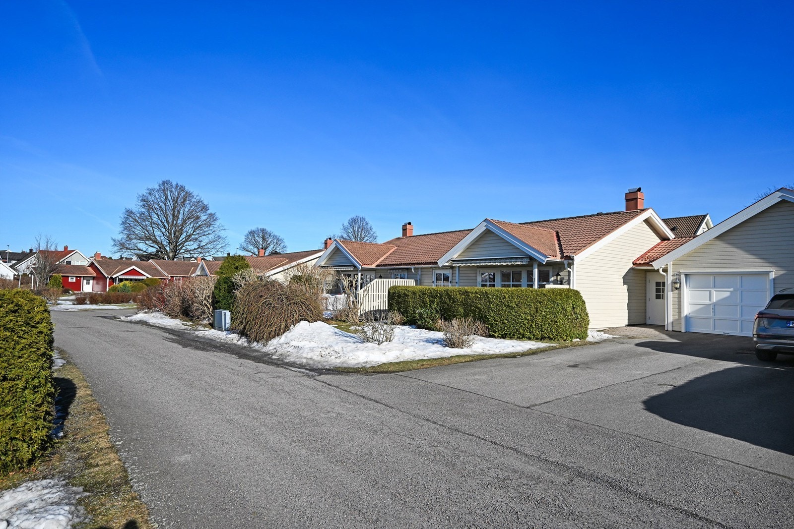 Det er felles gjesteparkering for besøkende i borettslaget. Galleribilde