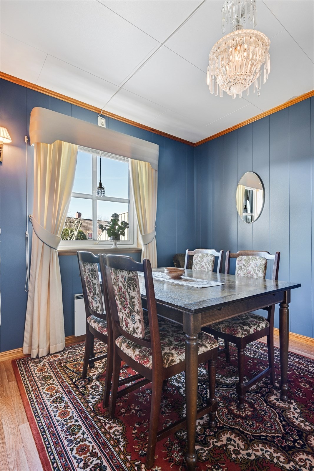 Vinduet i spisestuen gir godt med naturlig lys inn i rommet. Galleribilde