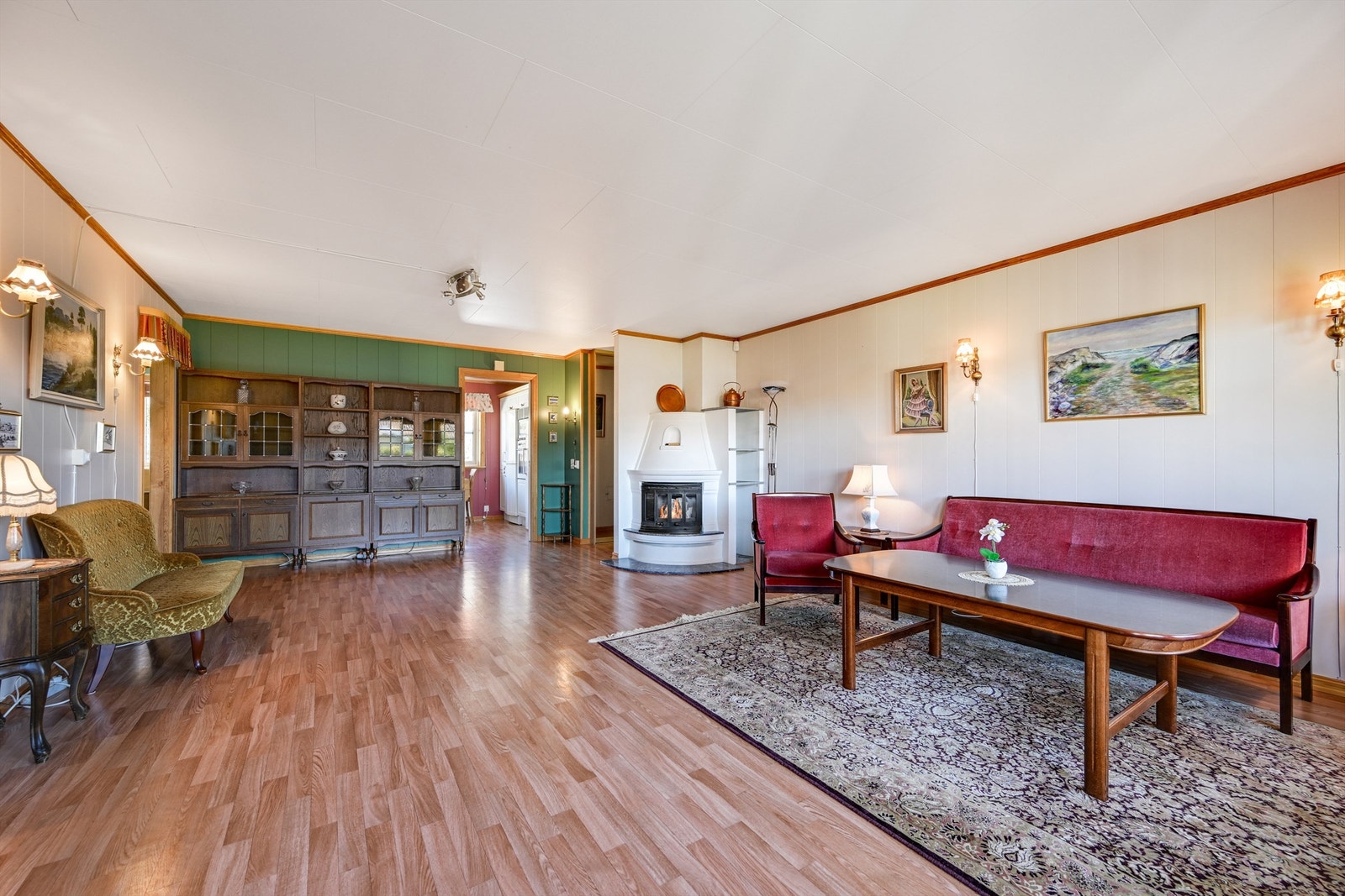 Stuen er boligens samlingspunkt, med god plass til flere sittegrupper. Galleribilde