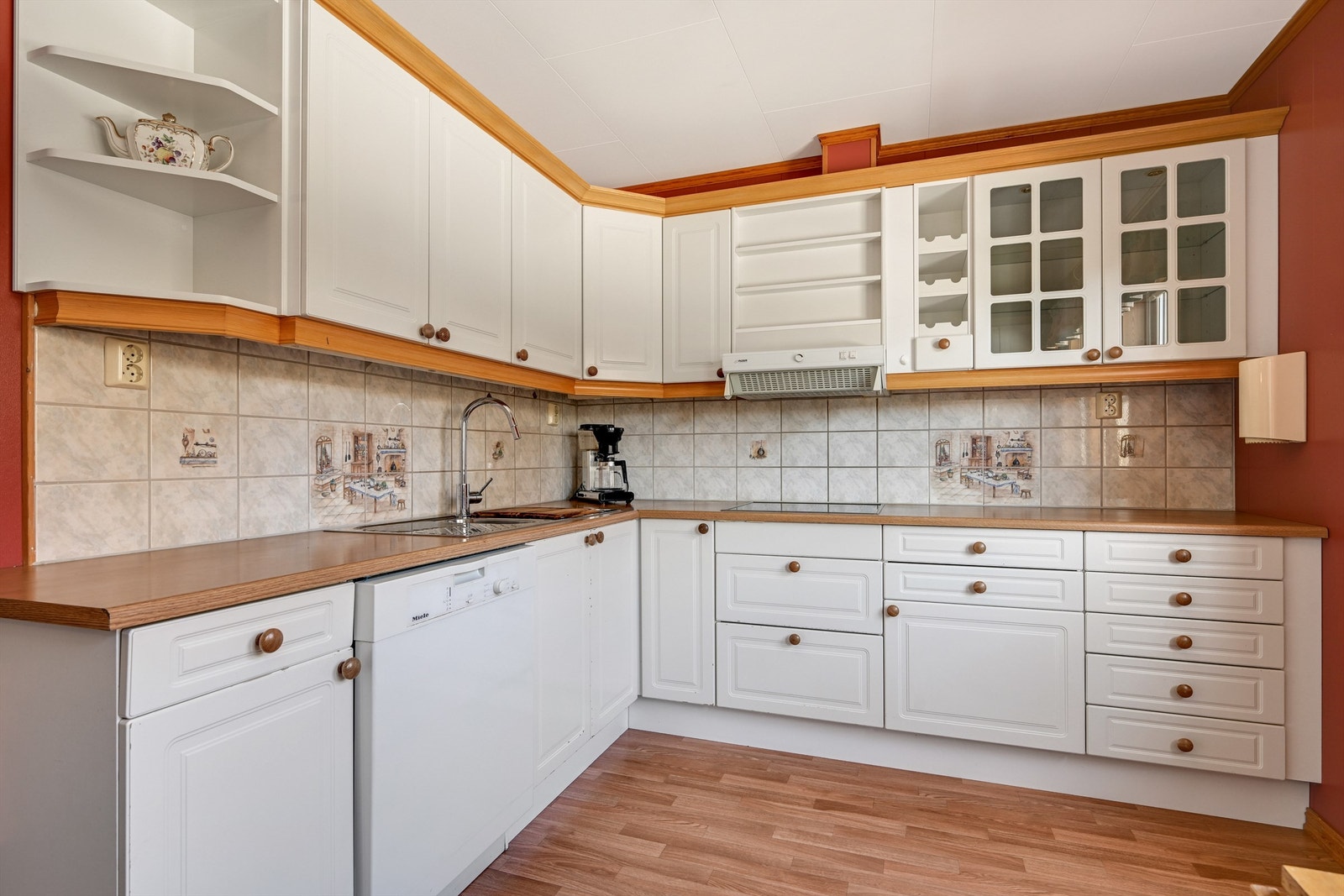 En ny varmtvannstank på ca. 120 liter ble installert i benkeskap i 2024. Galleribilde