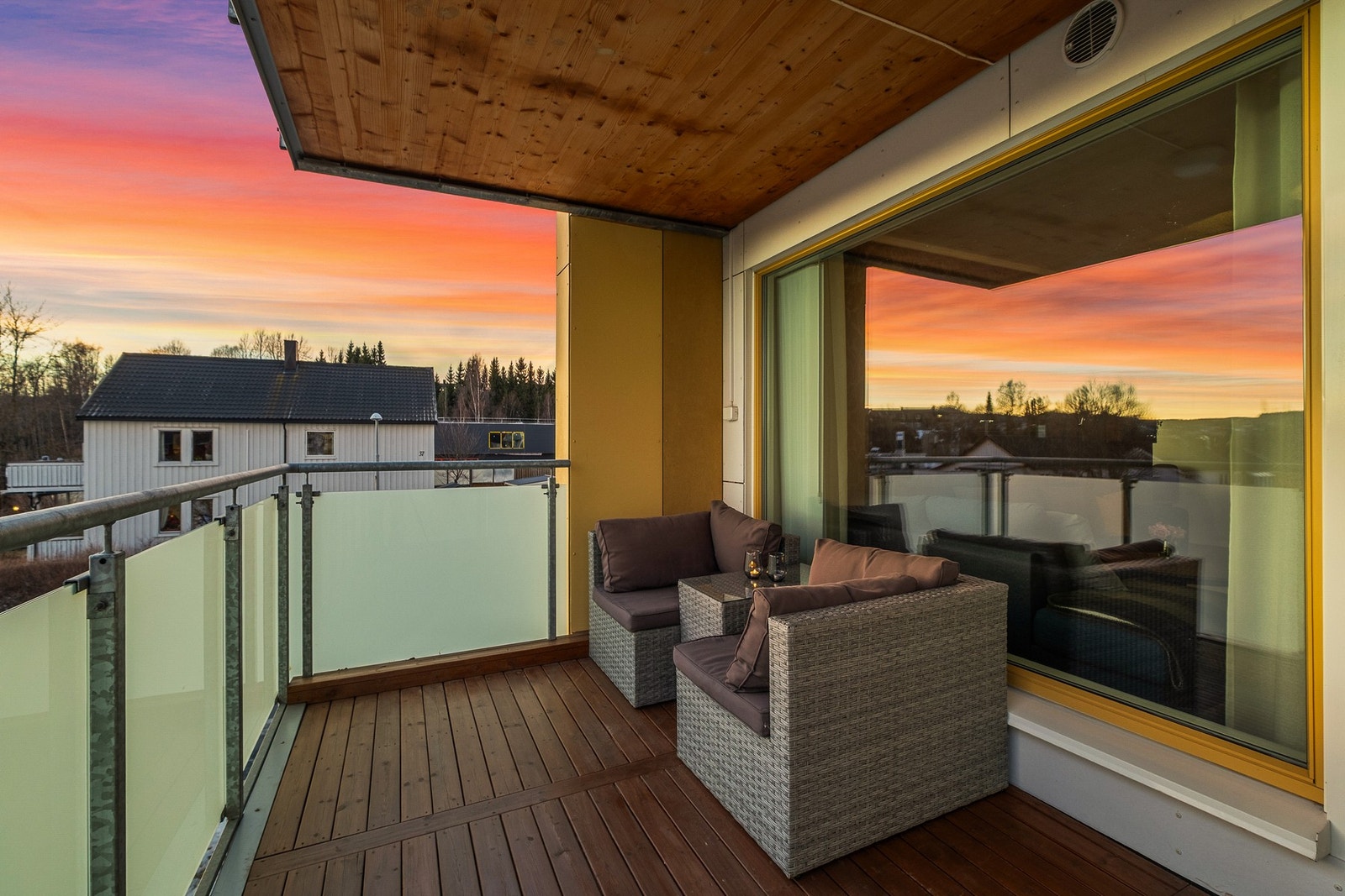 Boligen ligger svært fint til i bygget med flott utsikt av nærområdet Galleribilde