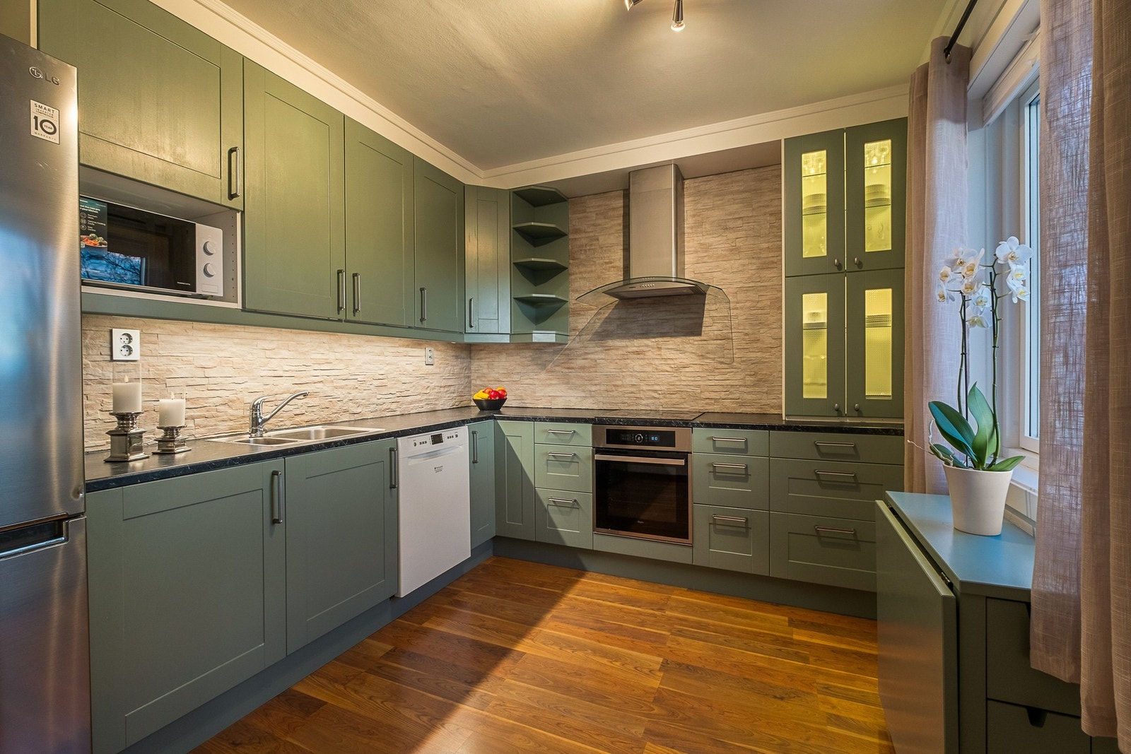 Her er det rikelig med skap og benkeplass Galleribilde