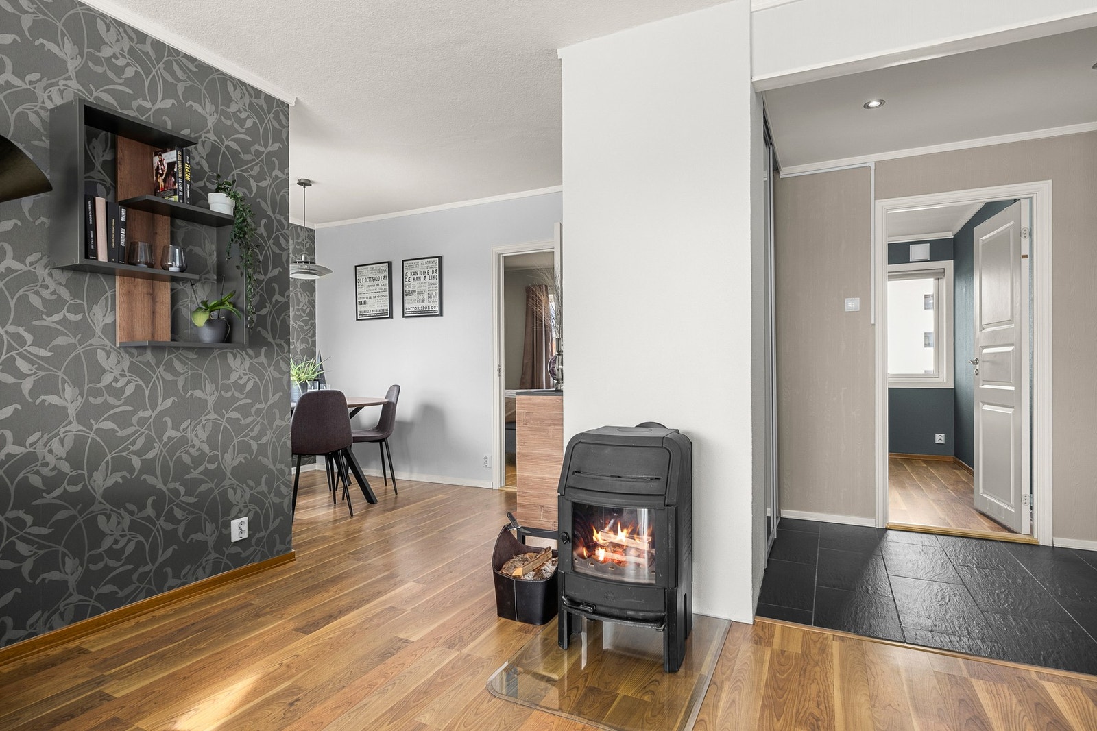 Flott vedovn som gir en lun og hyggelig atmosfære i boligen Galleribilde