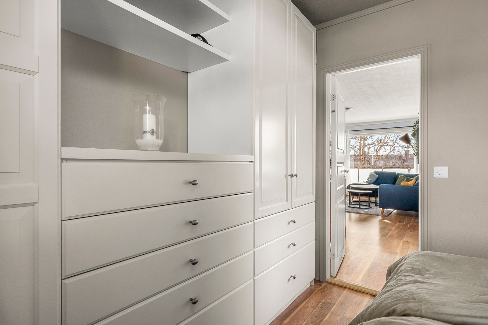 Rommet er innredet med en flott skapinnredning Galleribilde