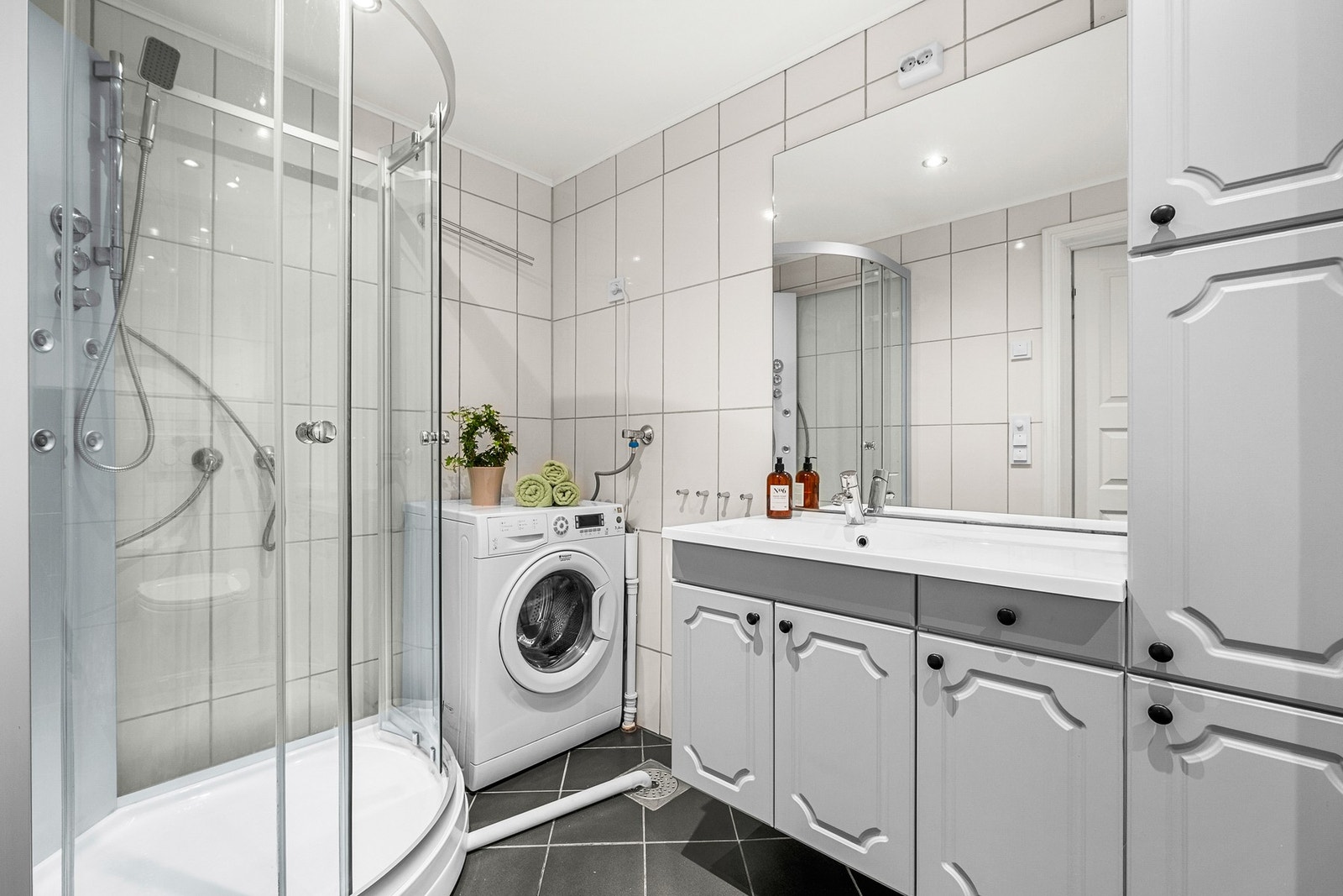 Pent flislagt bad med varme i gulv Galleribilde