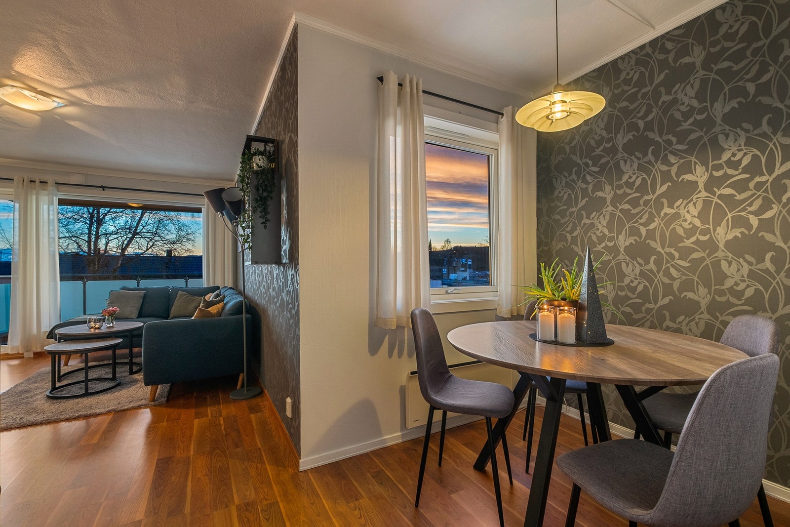 I forlengelsen av stuen er det egen spisesone Galleribilde