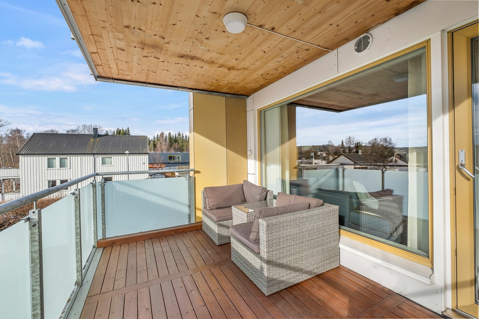 Balkongen måler 9,6 kvm som gir god plass til ønsket utemøblement Galleribilde