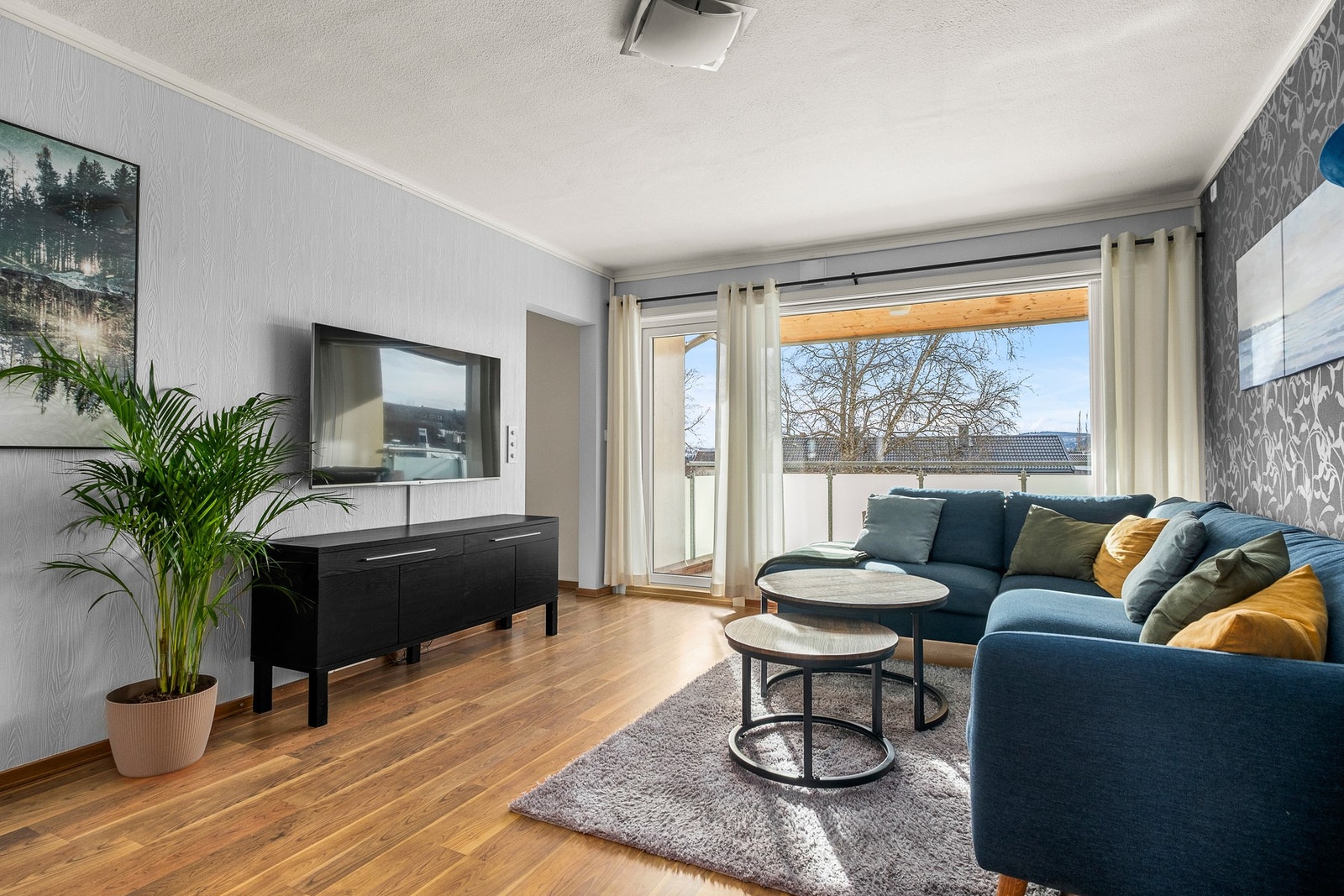 På stuen er det store vindusflater som sikrer med rikelig naturlig lysinnslipp i rommet Galleribilde