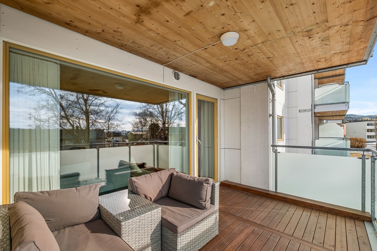 Balkongen er vestvendt noe som sikrer svært gode solforhold gjennom store deler av dagen Galleribilde