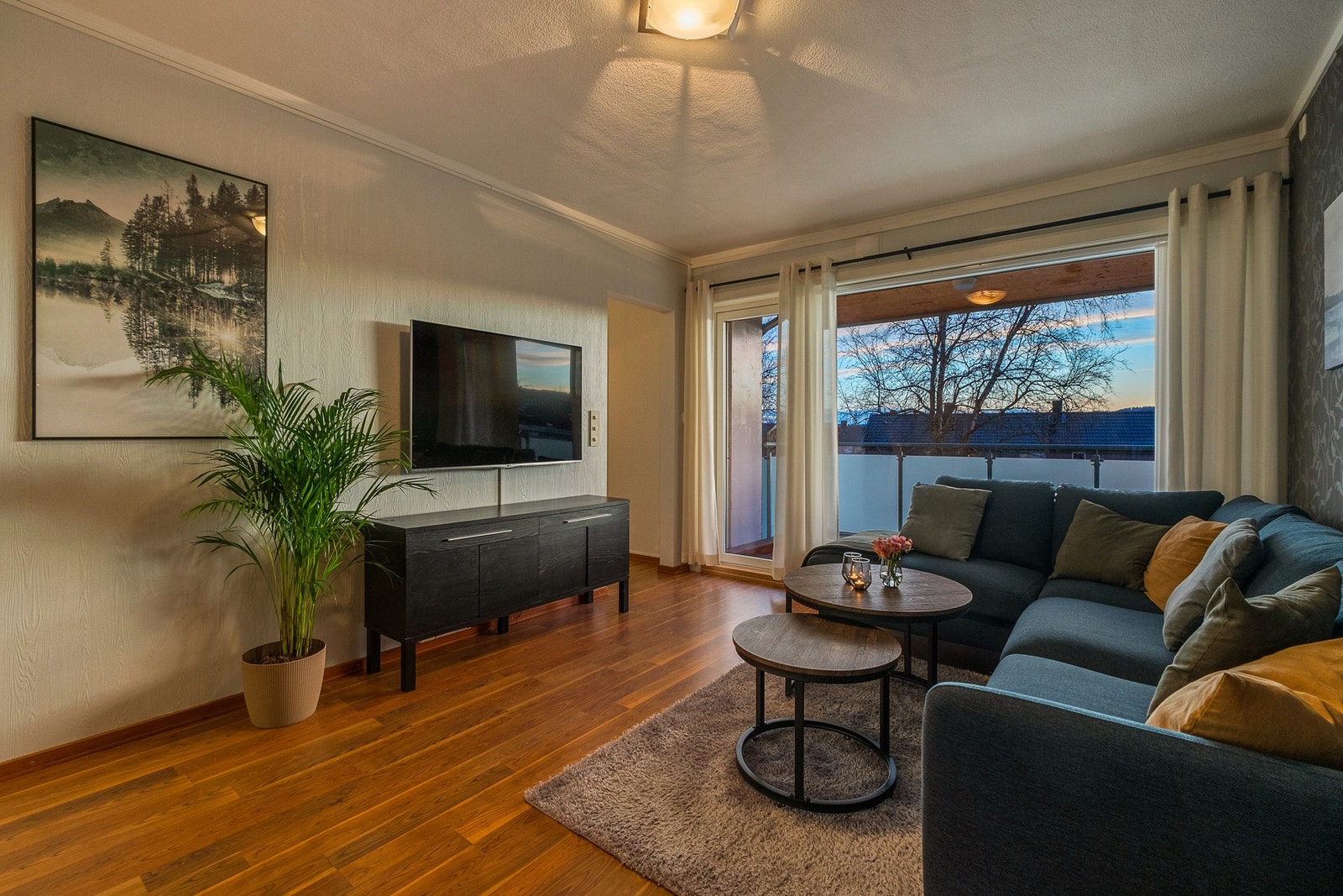 Her får man en pen og romslig stue, samt egen spisestue/sone Galleribilde