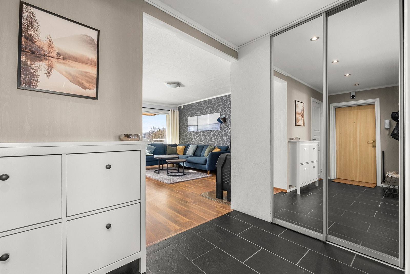 Rommet har en stor skyvedørsgarderobe som gir god plass til å henge fra seg sko og yttertøy Galleribilde