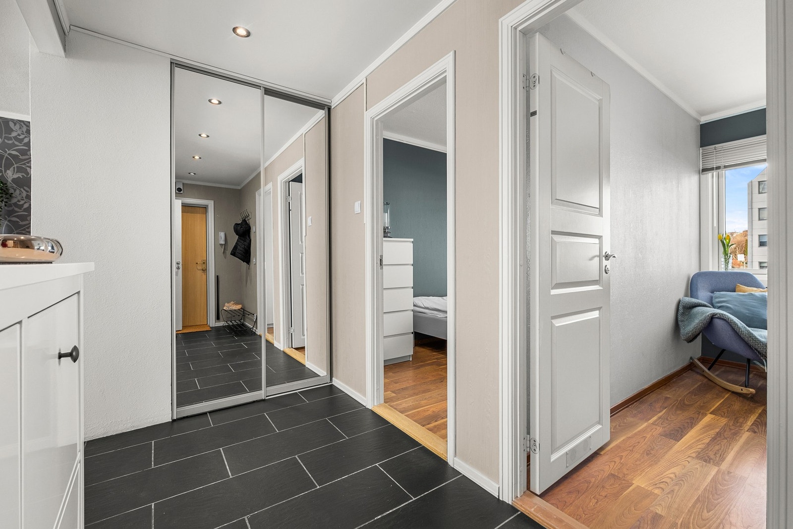 Innbydende flislagt entrè med varme i gulv Galleribilde