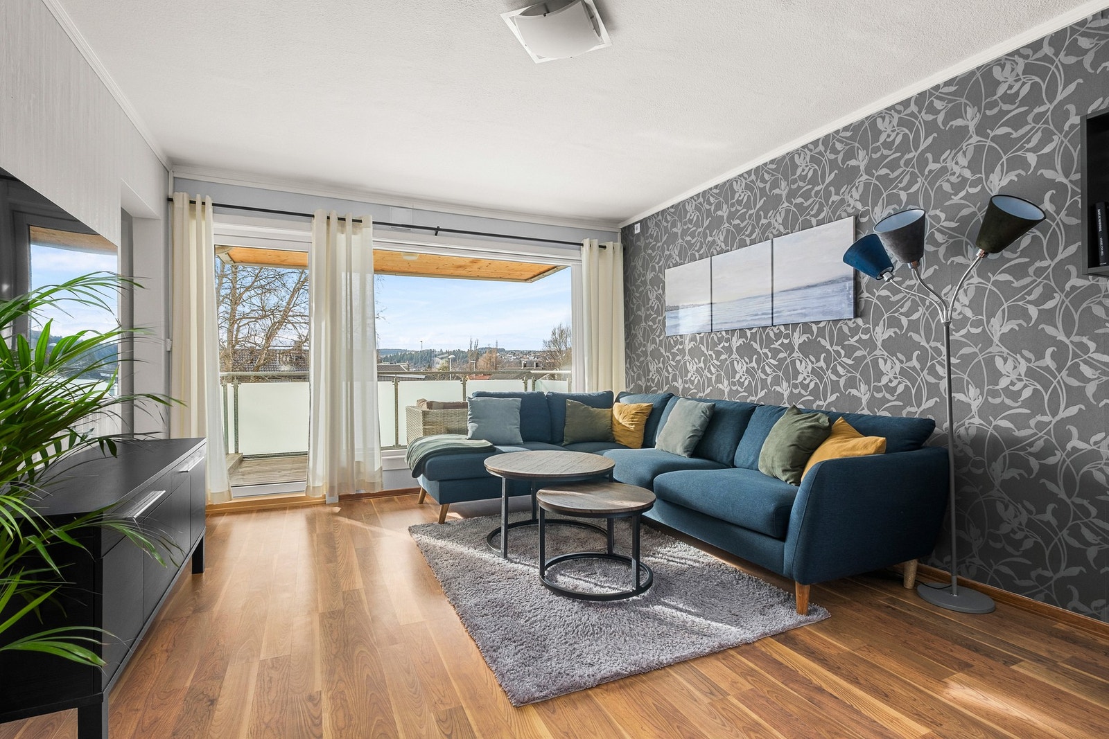 Fra stuen har man utgang til boligens flotte balkong Galleribilde