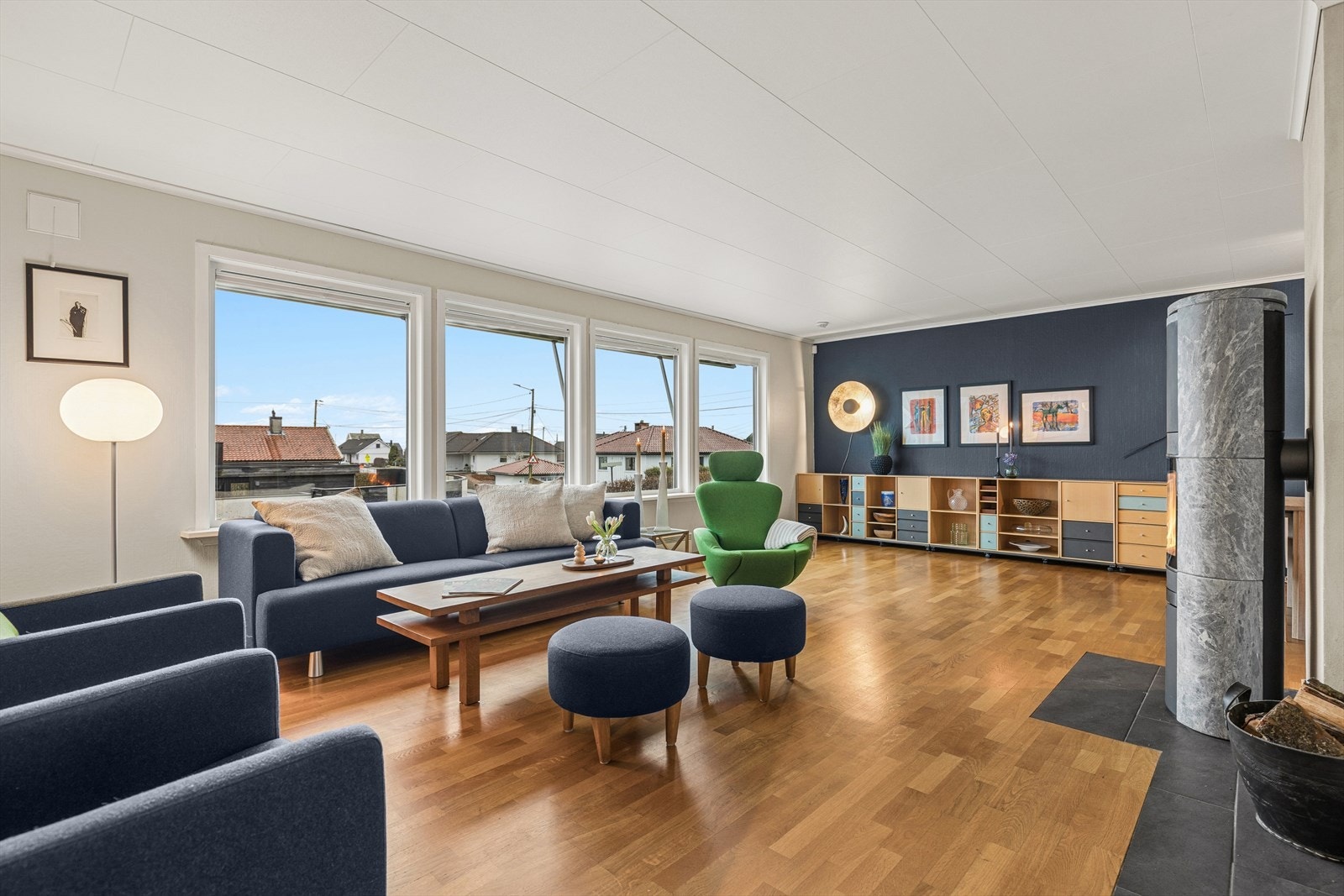 Stue med store vindusflater som gir mye naturlig lys. Galleribilde