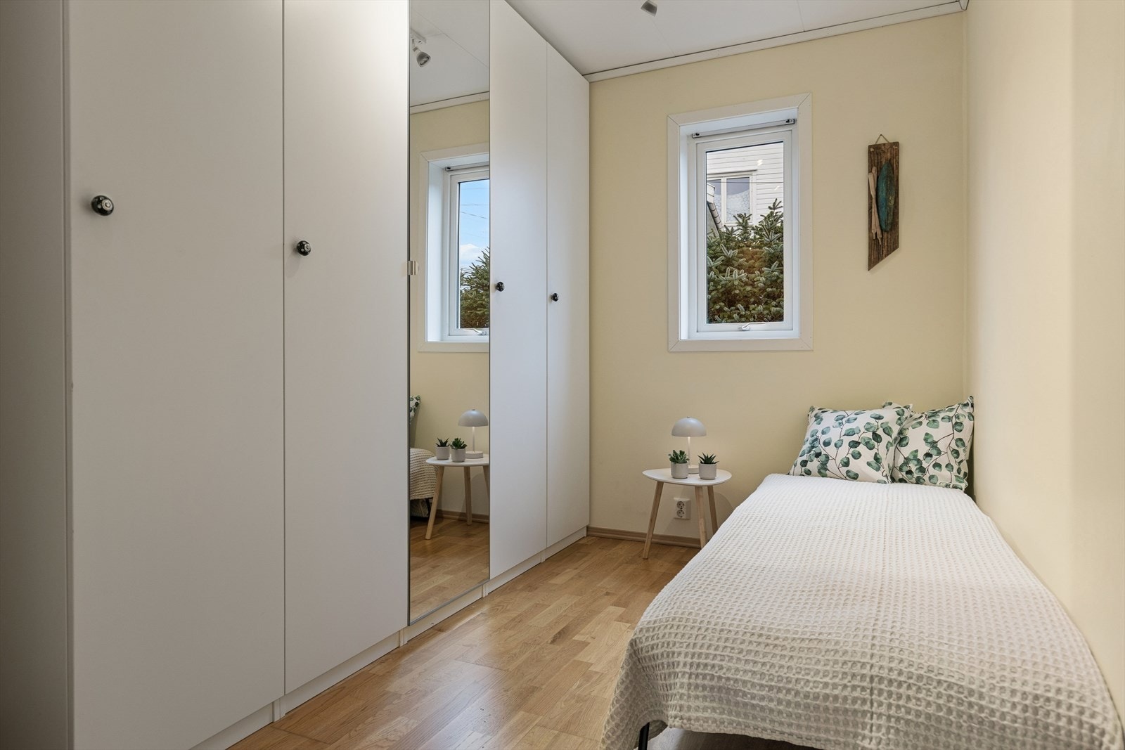 Soverom. Rommet brukes i dag i all hovedsak til garderobe og gjesterom. Galleribilde