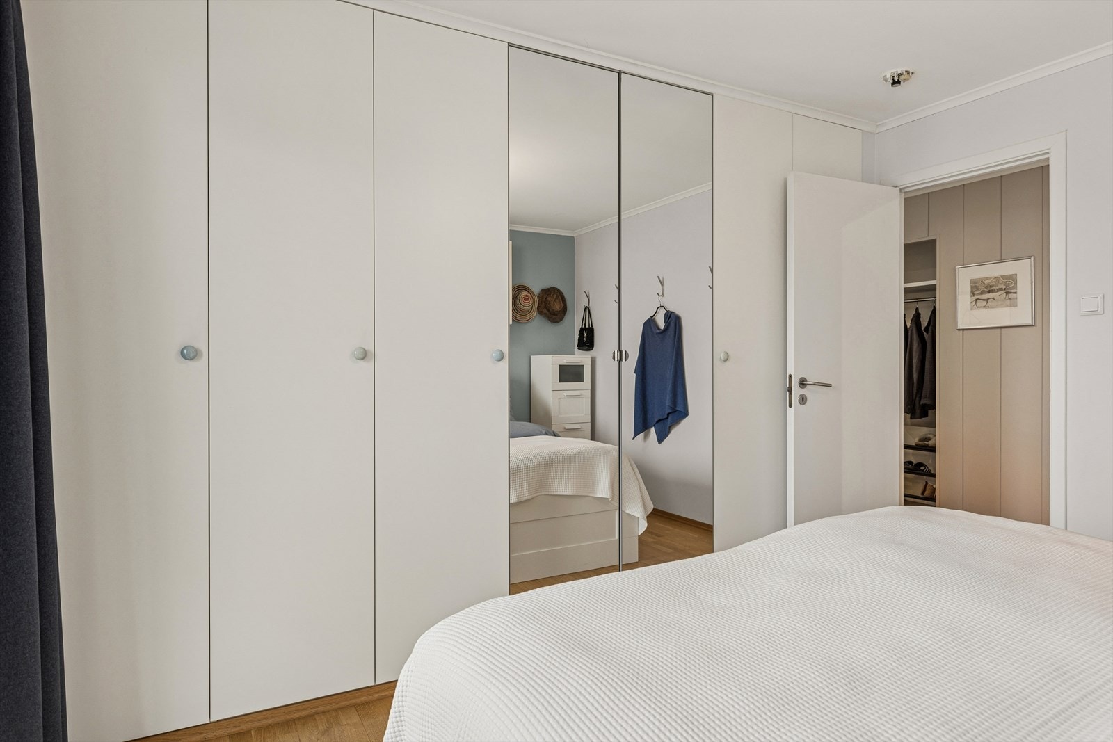 Romslig garderobe på hovedsoverom. Galleribilde