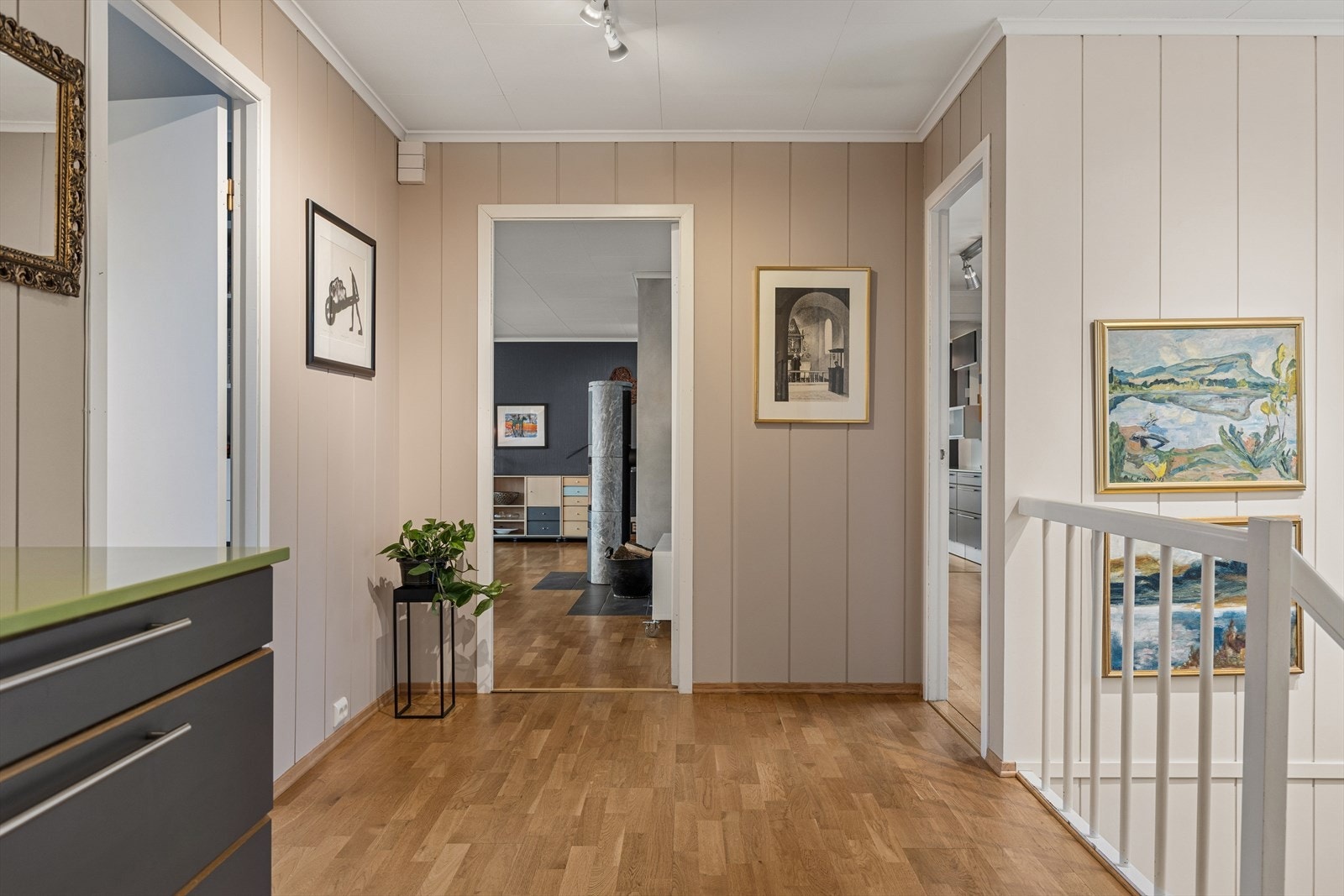 Gang i overetasje med tilkomst til øvrige rom. Galleribilde